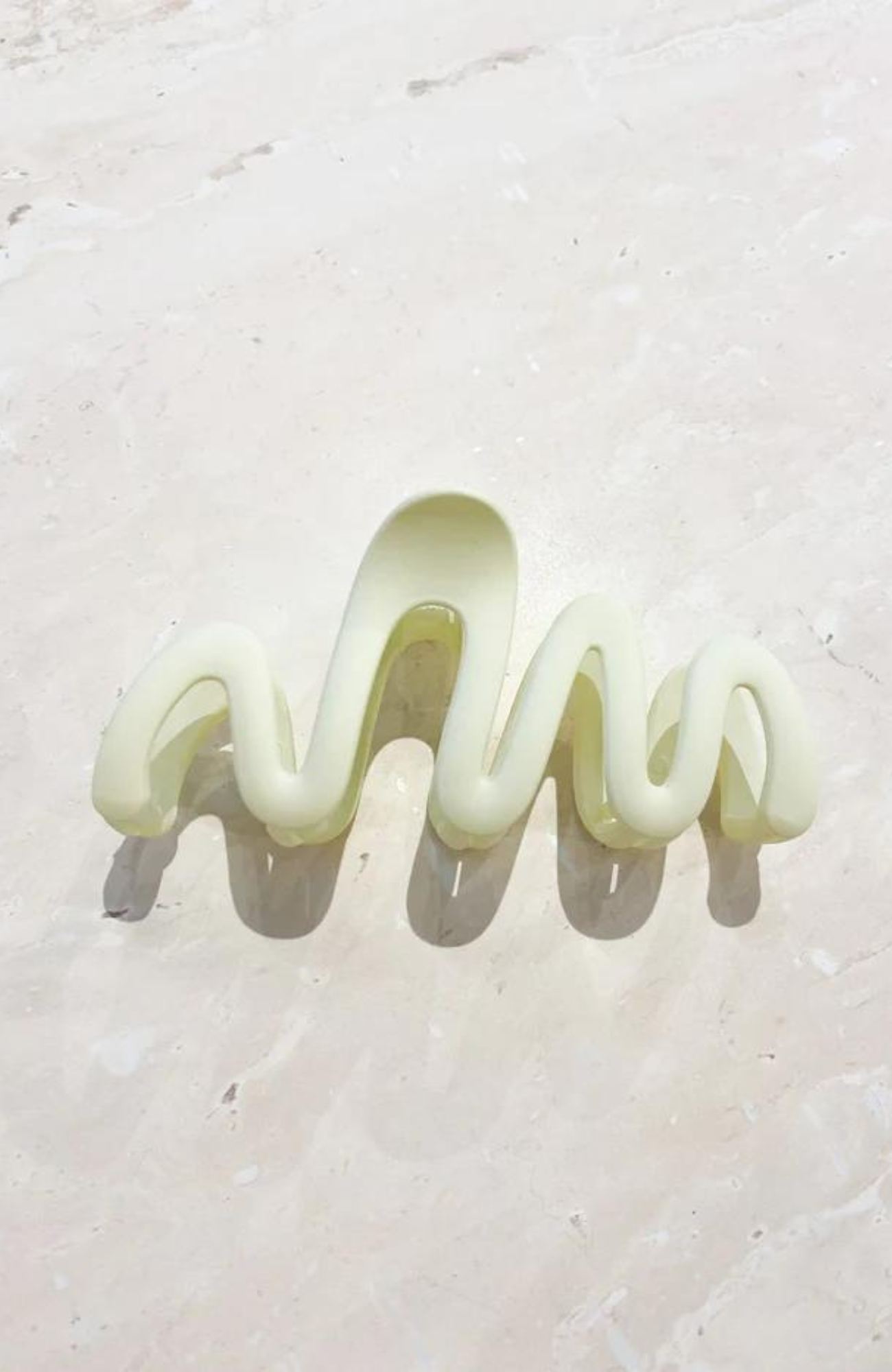 Lune Wavy Matte Claw Clip Cream