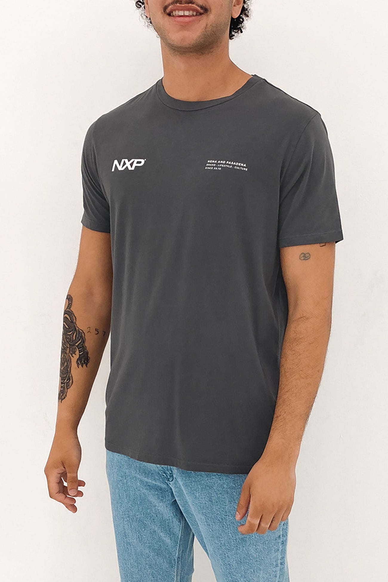 Atari Cape Back Tee Pigment Asphalt