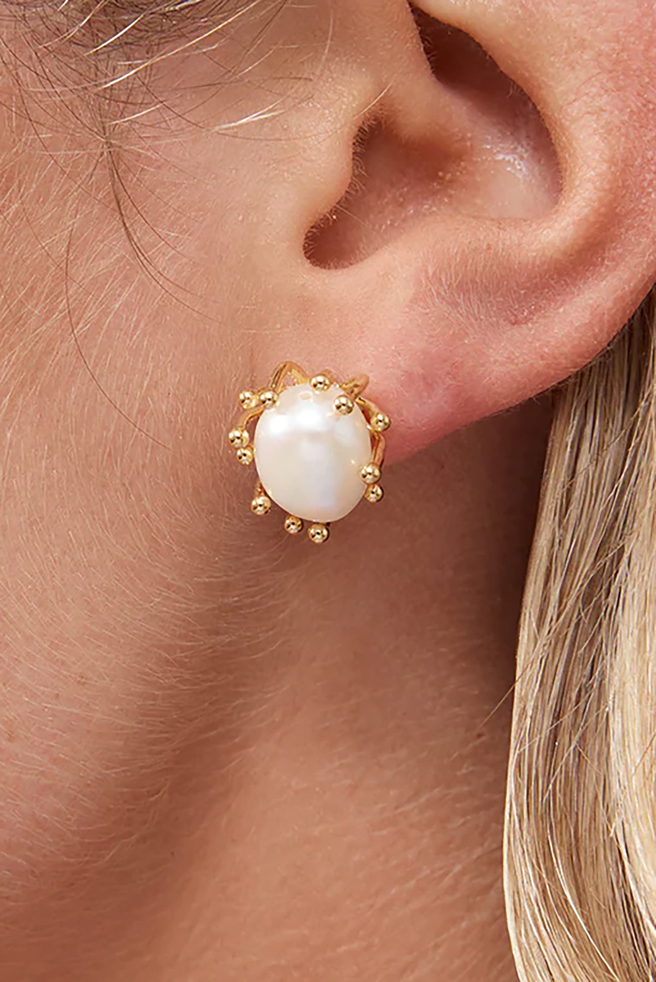 Emily Pearl Studs Gold