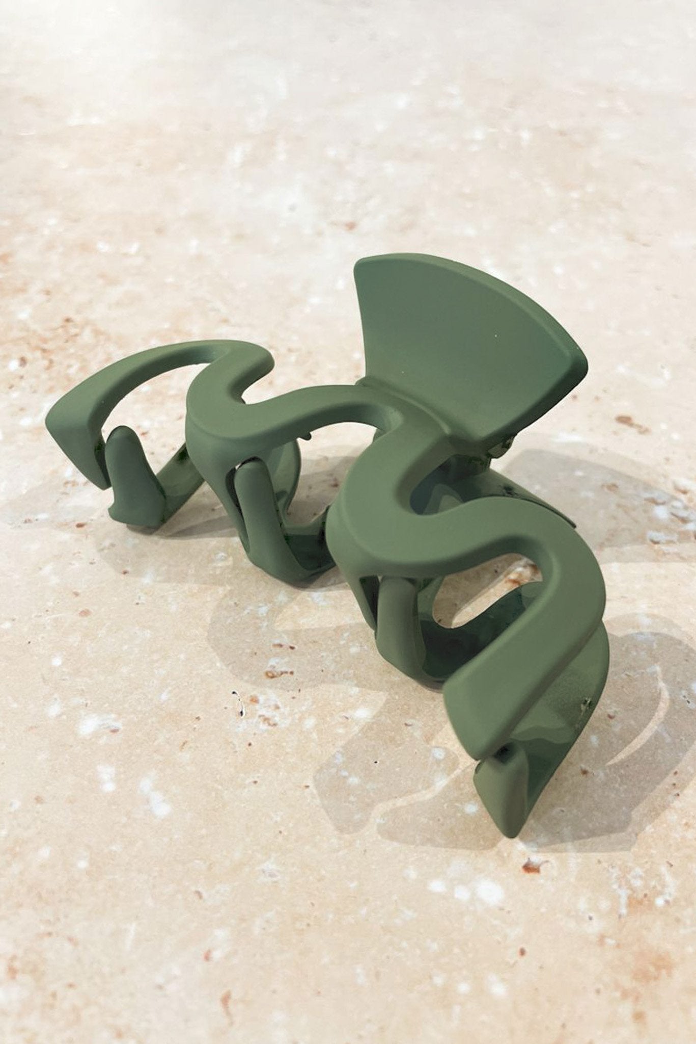 Cora Claw Clip Matte Green