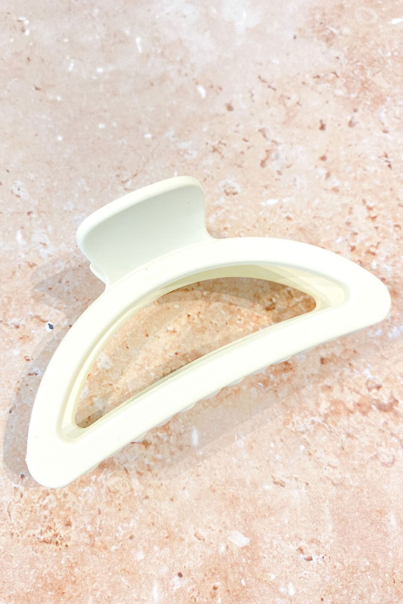 Laena Claw Clip Cream